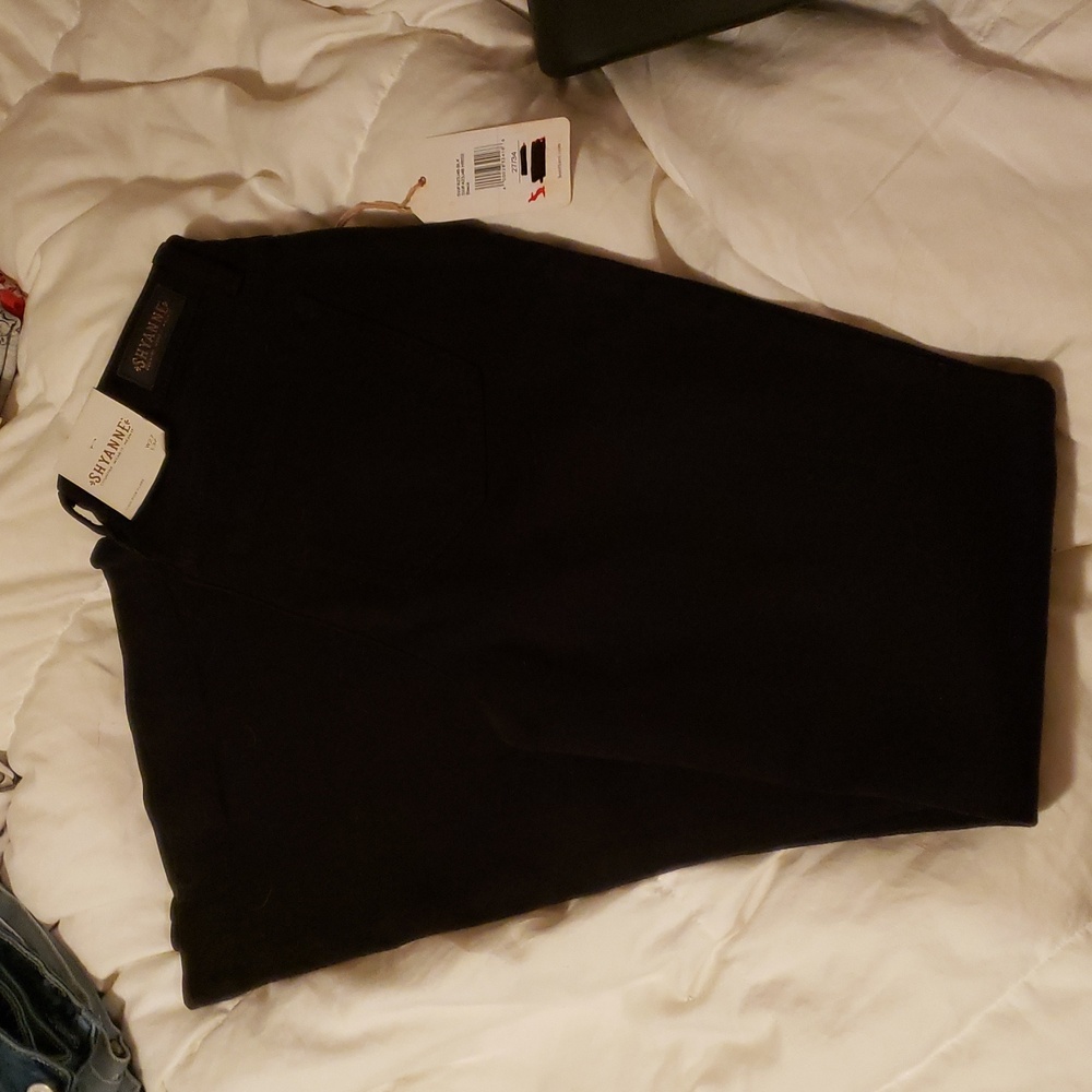 New w/ Tags. Shyanne Women Black High Rise Flared Jeans size W27/ L34.